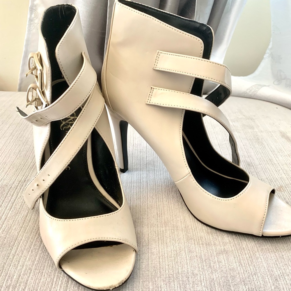 ❌❌ ❌SOLD❌❌❌ ROCK & REPUBLIC sandals SIZE 8 1/2 🔥🔥